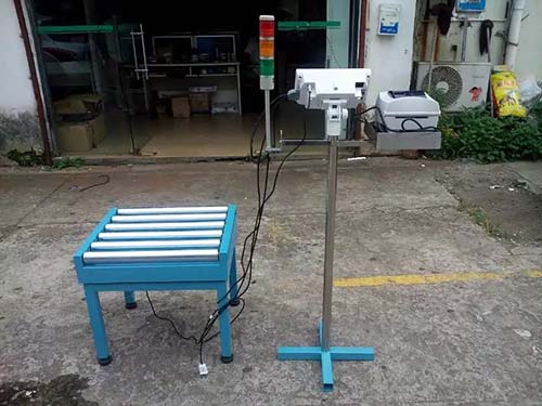 食品（pǐn）廠30公斤帶打印滾筒電子（zǐ）秤  流水線輸送秤（chèng）帶報（bào）警